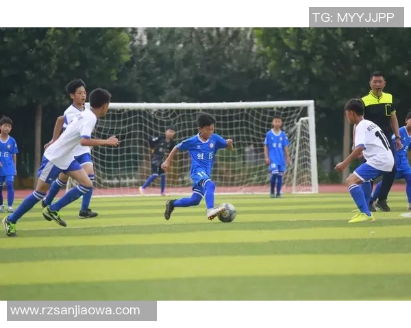 穿黄衣服的足球明星：揭秘这位赛场上亮眼的球员背后的故事